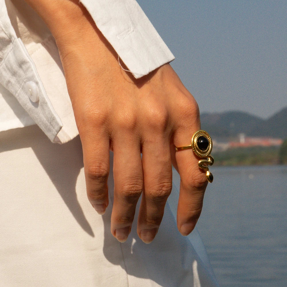 Anel Feminino Dourado Pedra Preta – Anel AMIRA KIONI