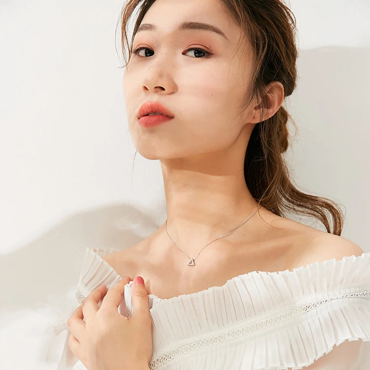 Loja KIONI - Colar Hellen - Triângulo Minimalista em Prata