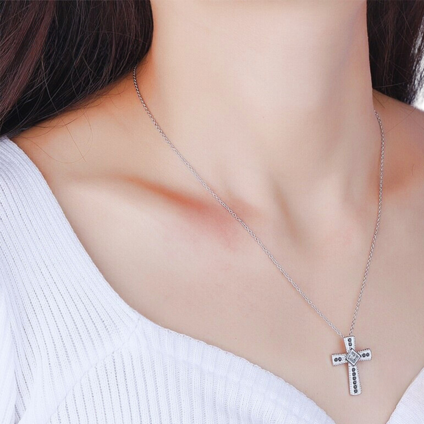 Loja KIONI - Colar Elza - Cruz em Prata e Zircônias